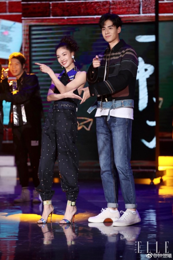 钟楚曦在胡一天身边,钟楚曦抱胡一天