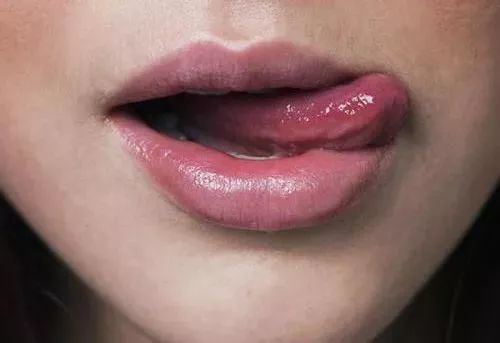 别让口腔难闻问题毁了你的颜值,别让你干裂的嘴影响你