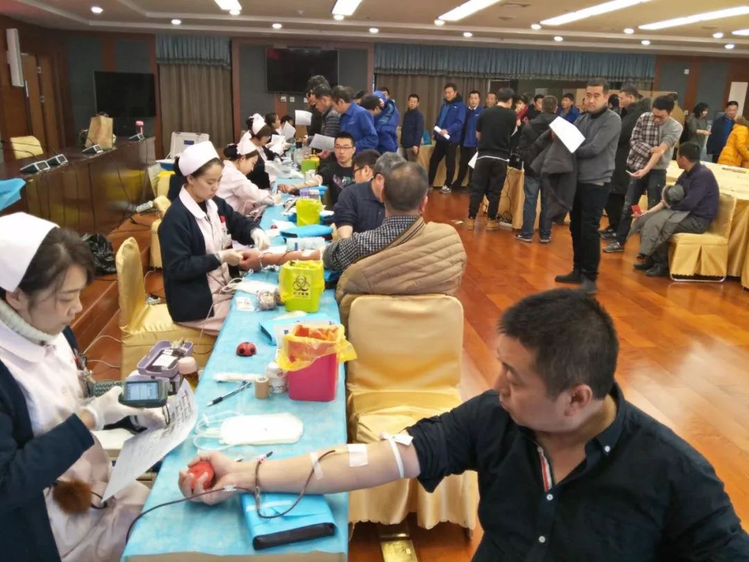 感恩寒冬腊月时的雪中送炭,腊八节愿你有人暖心有人暖身