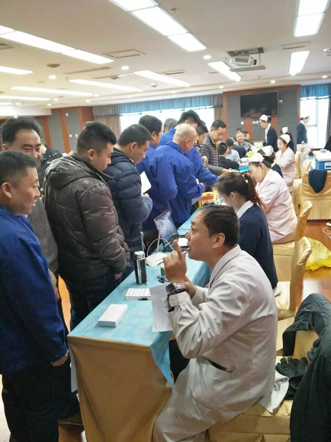 感恩寒冬腊月时的雪中送炭,腊八节愿你有人暖心有人暖身