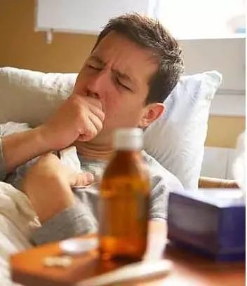 在诊所输液过敏了诊所应该赔偿吗,诊所挂水过敏转院费用