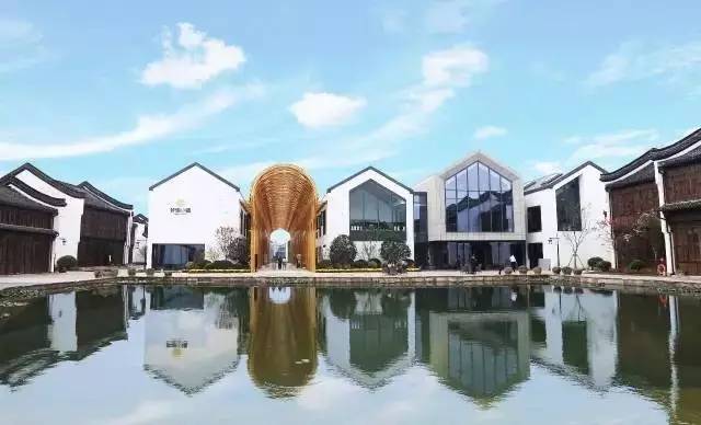 警惕：特色小镇建设应因地制宜量力而行，避免一哄而上造成烂尾工程