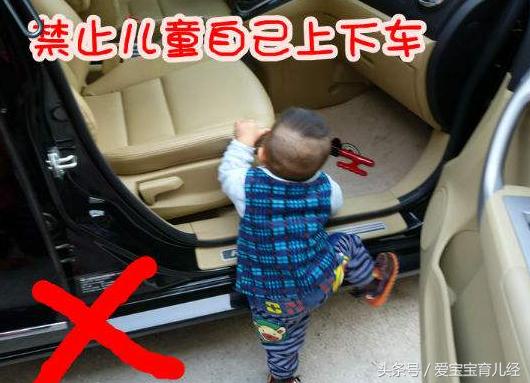 妈妈一时疏忽大意，导致4岁男童3根手指“骨折”！