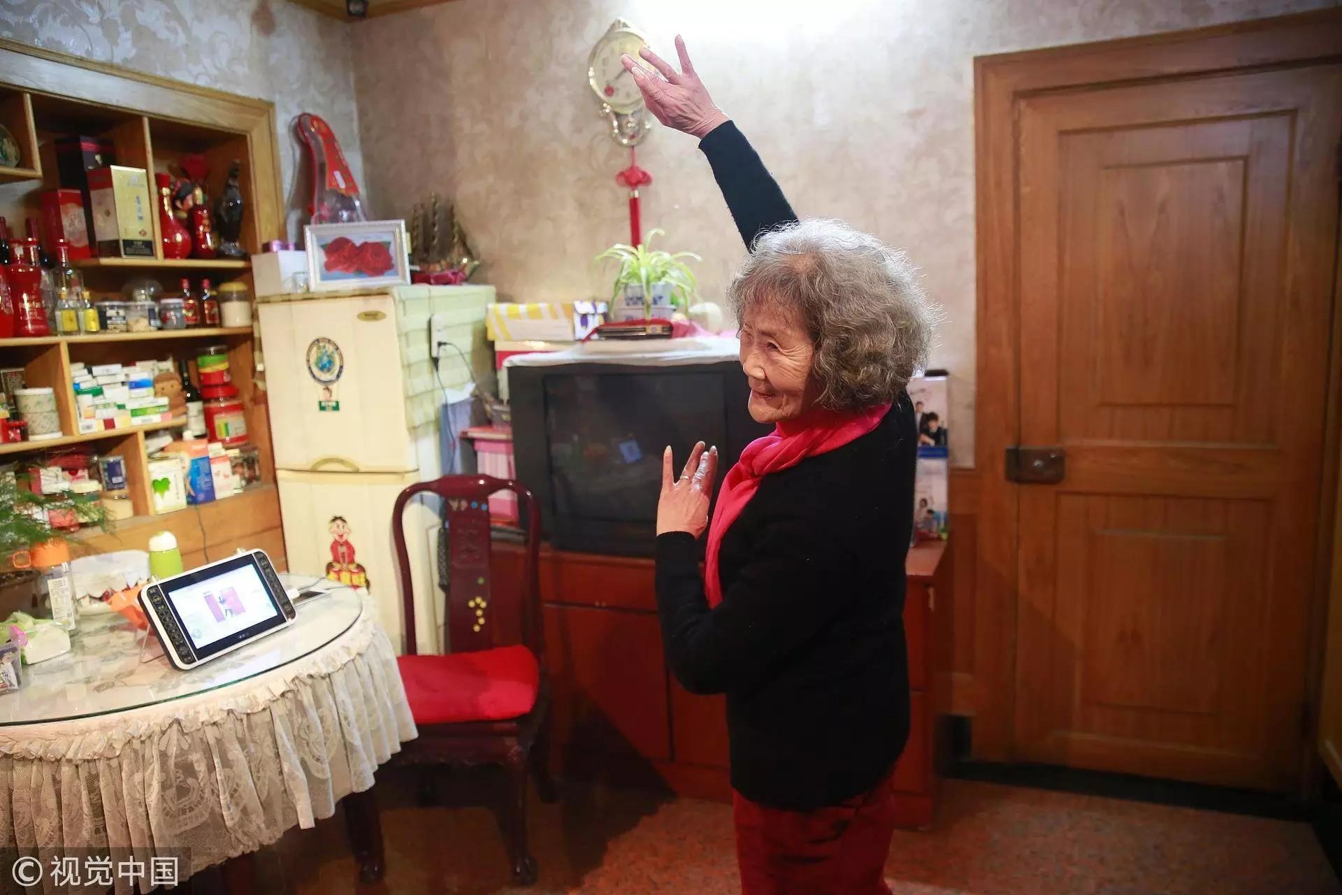 父母喜欢用的表情包,年轻人为什么用老年人表情包