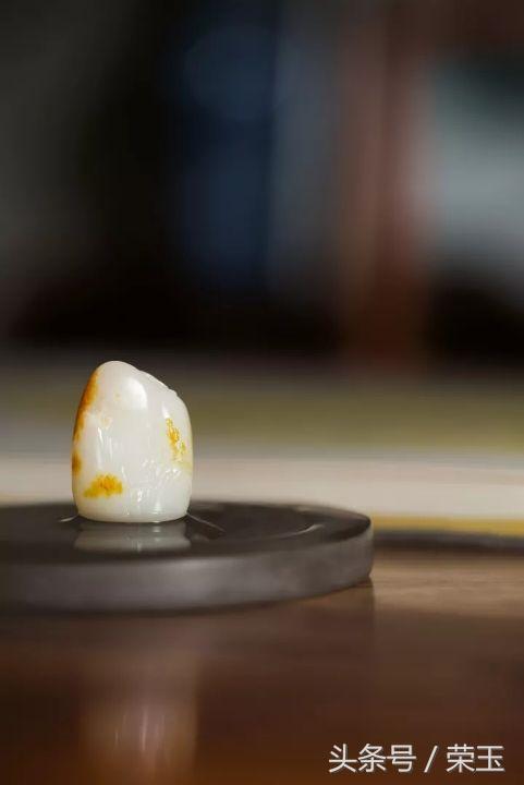 翡翠与玉有什么区别呢哪个更好点,翡翠中的青花玉是什么玉