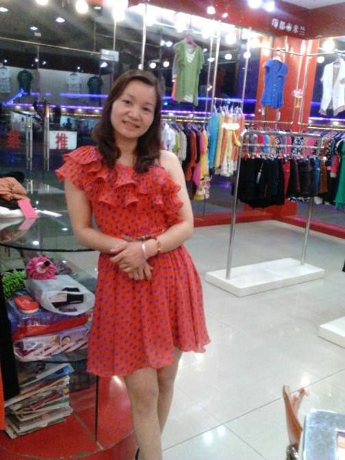 实体服装店难做，她名牌大学毕业开服装店却成了市场里的明星