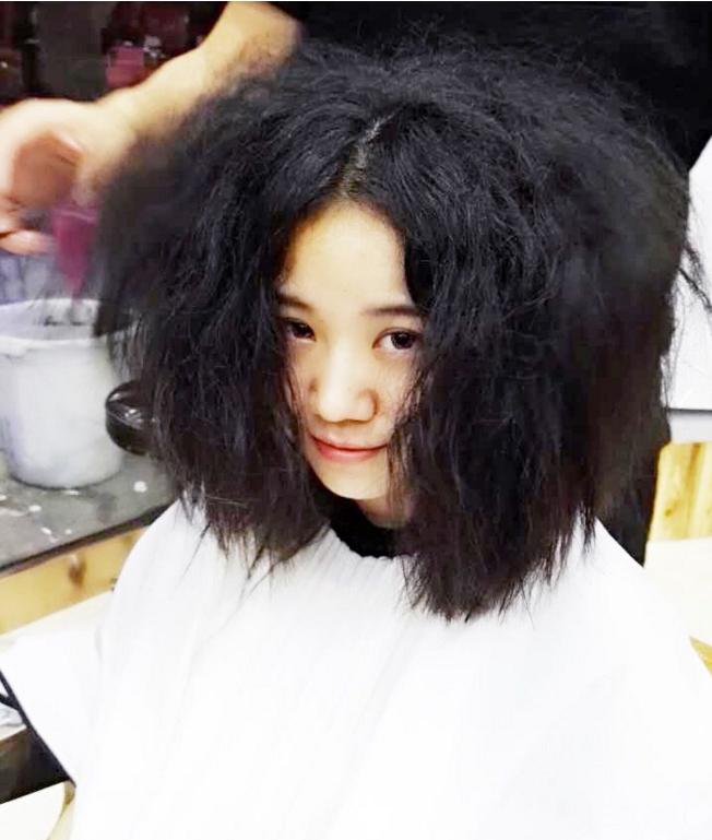 自然卷头发怎样变直,自然卷的头发适合烫什么直的发型