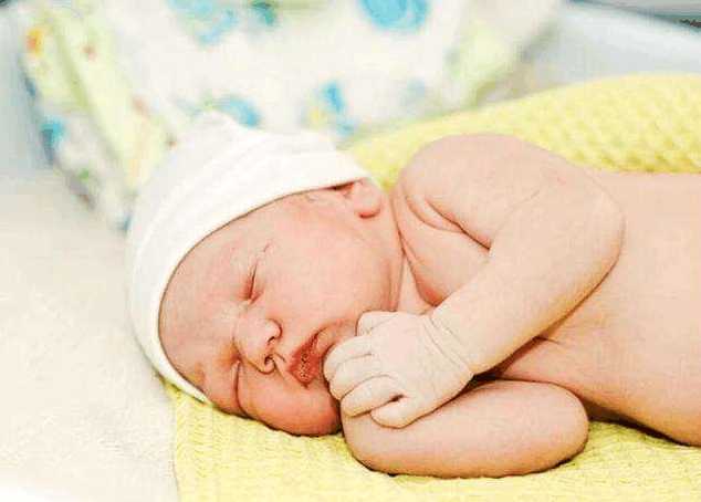 小孩冬天白天睡觉衣服脱不脱,四个月宝宝冬天穿什么衣服睡觉