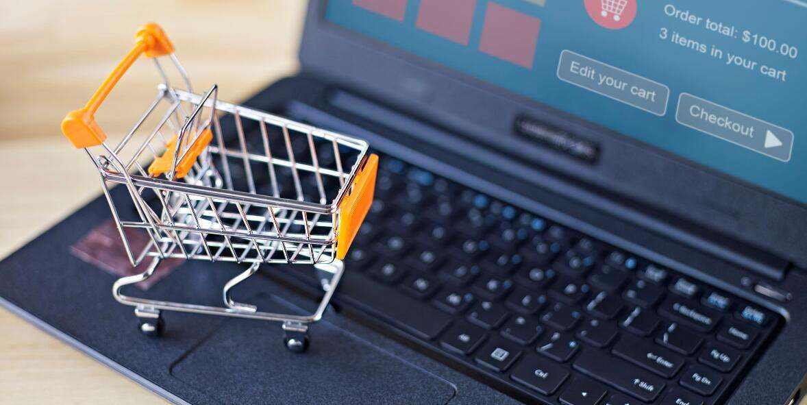 实体服装店难做，她名牌大学毕业开服装店却成了市场里的明星