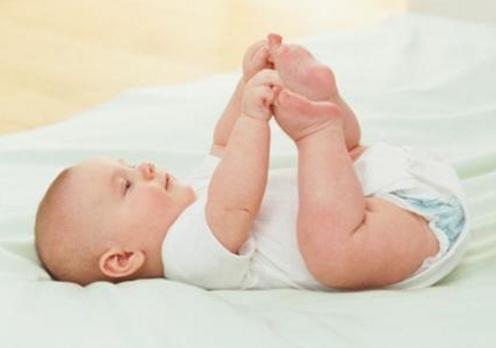 宝宝屁股干裂有什么好方法,宝宝屁屁淹了破皮出血了怎么办