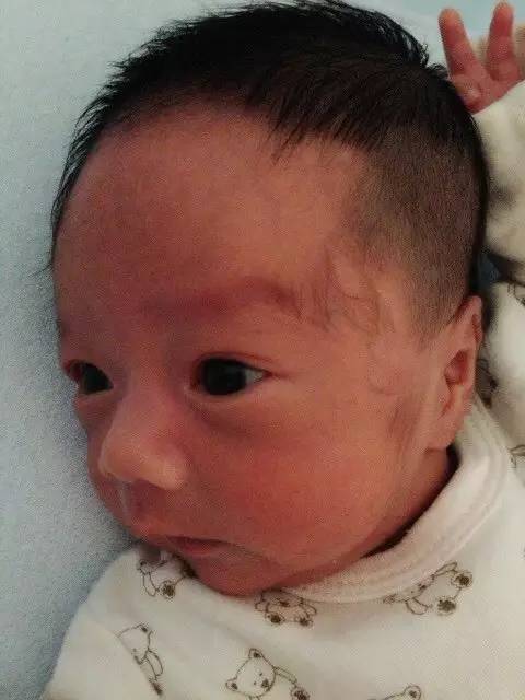 一日为母终生坚不可摧，全世界却为你流眼泪！