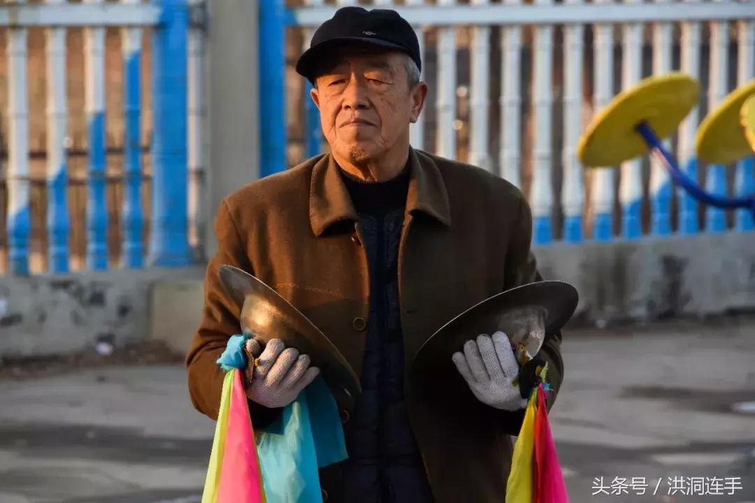 洪洞樊村这群老汉儿真乐哉，威风锣鼓敲得就是美！