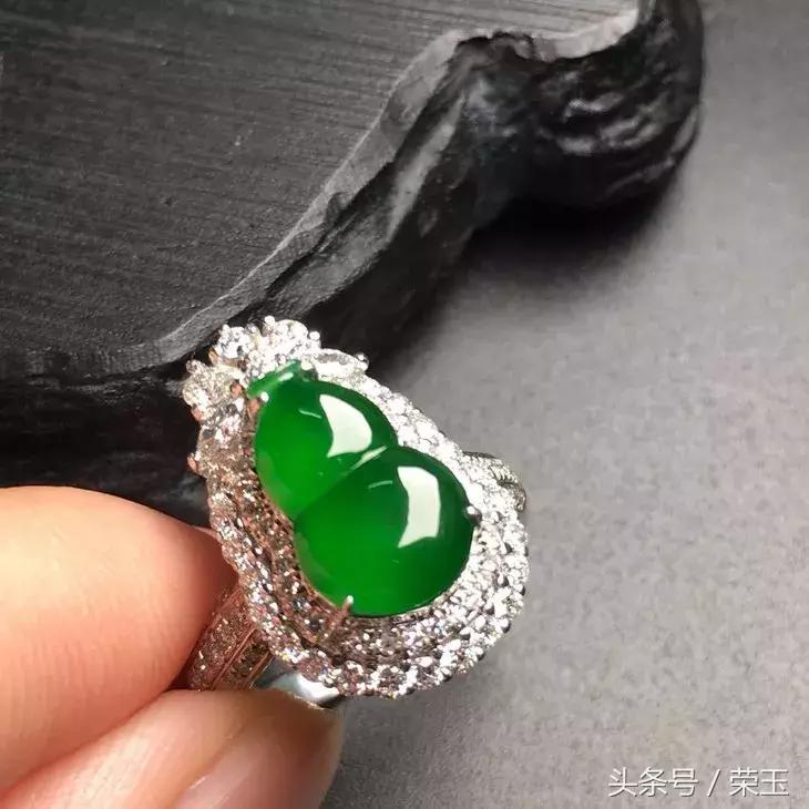 翡翠与玉有什么区别呢哪个更好点,翡翠中的青花玉是什么玉