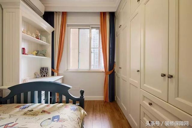 走道面积很浪费，我突发奇想把衣帽间打在走廊上，邻居都赞不绝口