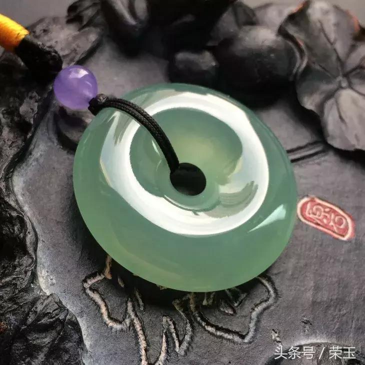 翡翠与玉有什么区别呢哪个更好点,翡翠中的青花玉是什么玉