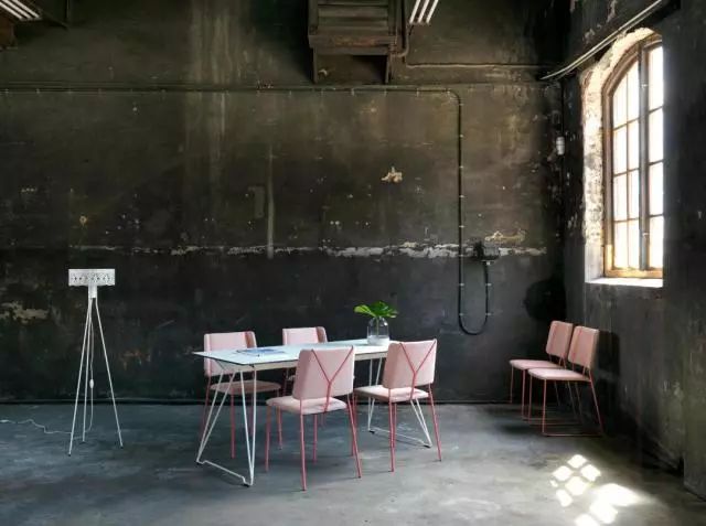 风靡全球的脏粉色系客厅搭配,流行家居配色中性色