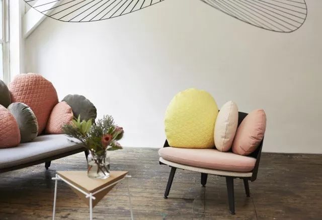 风靡全球的脏粉色系客厅搭配,流行家居配色中性色