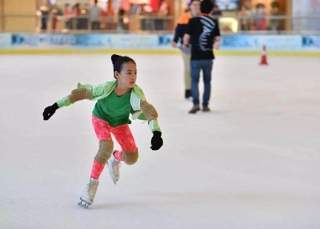 初学滑冰怎么选冰鞋,滑冰冰刀鞋