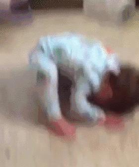 婴儿容易撞邪,宝宝一生气就自己撞头怎么回事呢