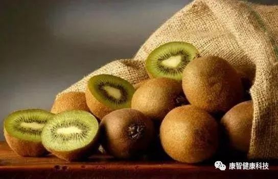 身体缺水皮肤干燥吃什么水果,整天吹空调如何调理身体