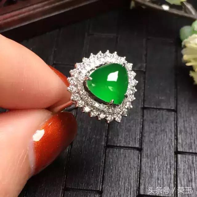 翡翠与玉有什么区别呢哪个更好点,翡翠中的青花玉是什么玉