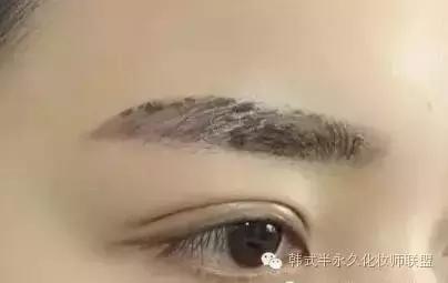 眉毛掉色什么原因,眉掉色