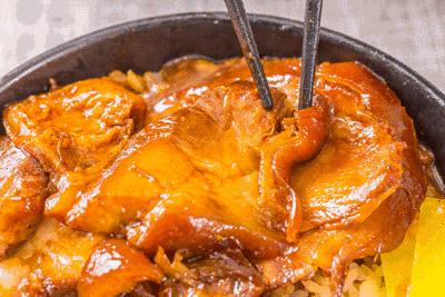 2年，1500万！她为*月天五**开了50家餐厅，卖阿信最爱的鲁肉饭！