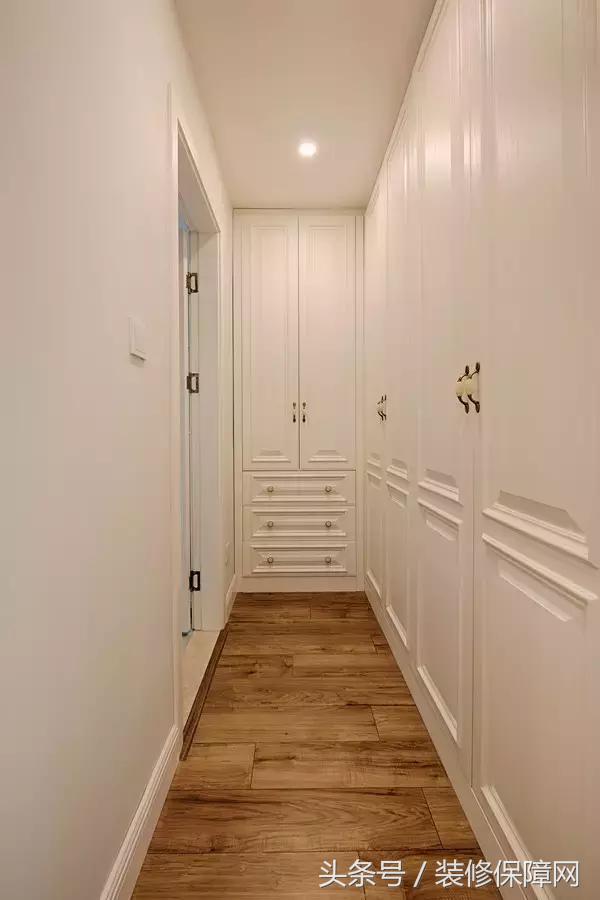 走道面积很浪费，我突发奇想把衣帽间打在走廊上，邻居都赞不绝口