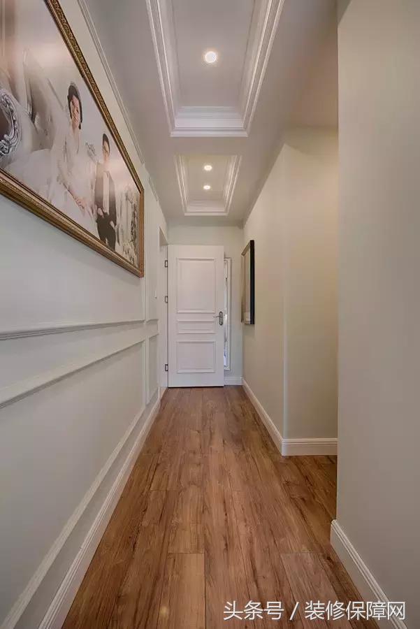 走道面积很浪费，我突发奇想把衣帽间打在走廊上，邻居都赞不绝口