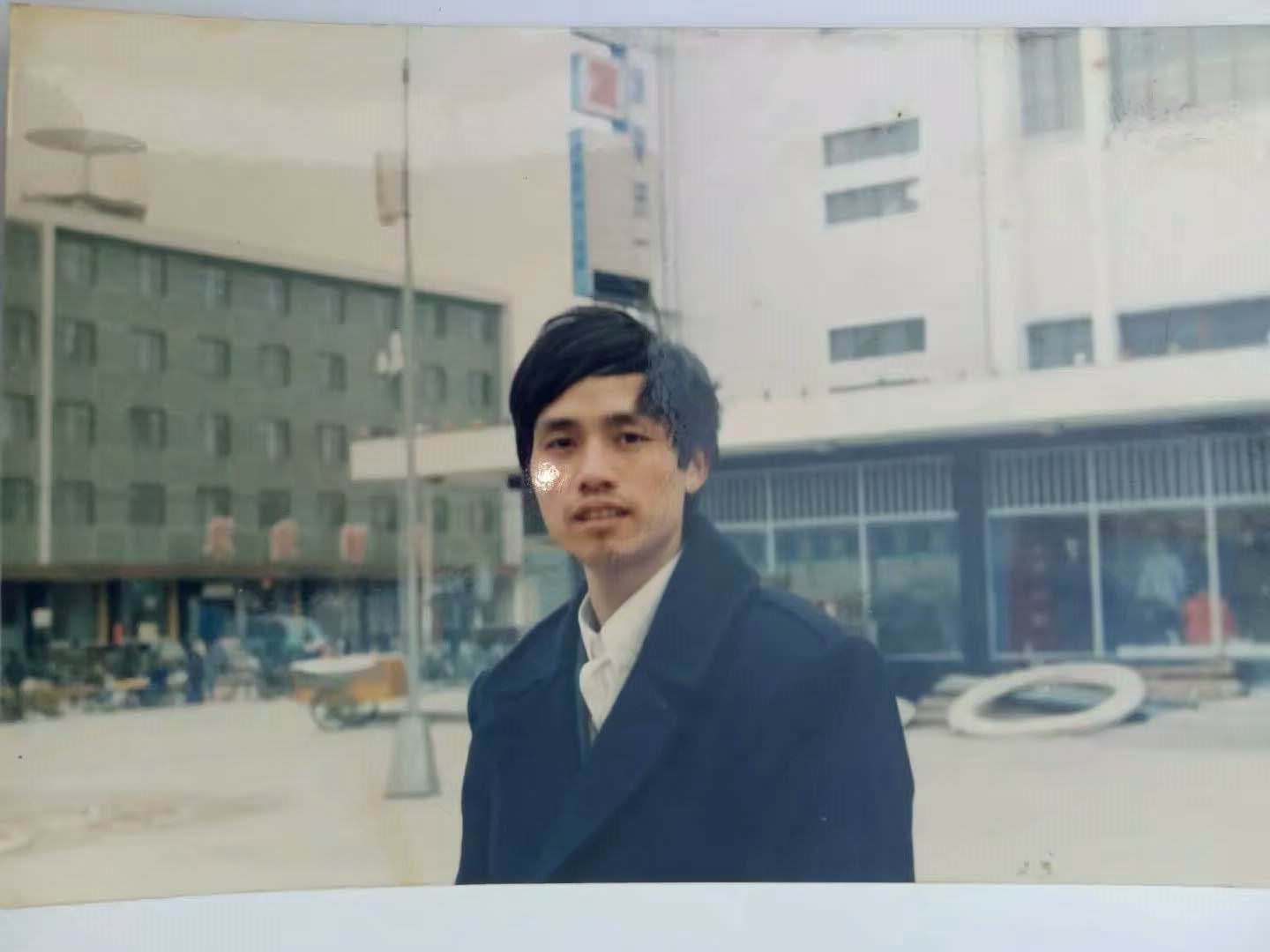 我第一次戴近视眼镜400度,我第一次感受到近视的感觉