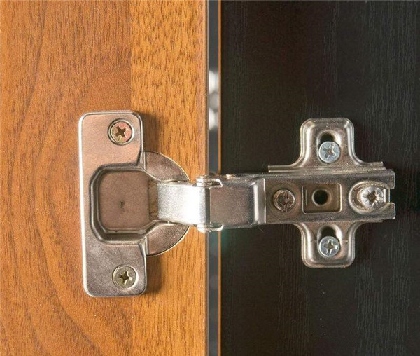 衣柜门关的时候太慢且有响声,衣柜门铰链有咯吱的响声怎么办