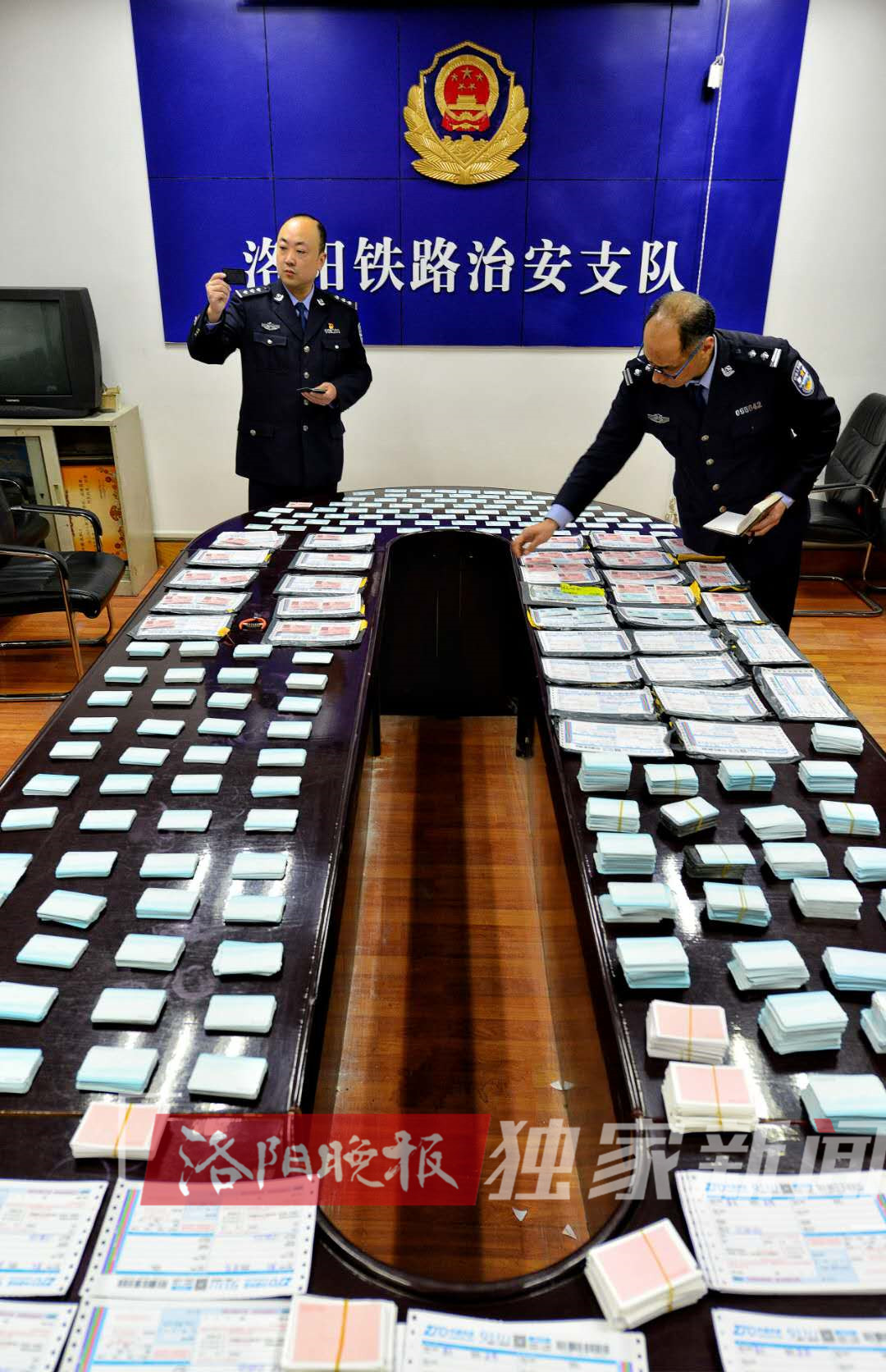 兄弟俩“私人订制”火车票,6000余张假票满满摆一桌