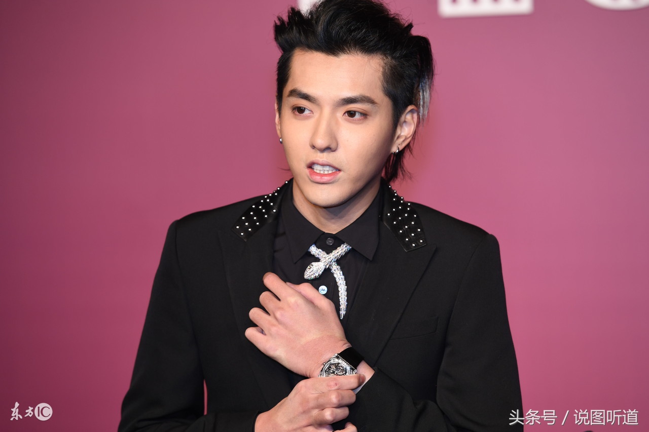 摄影师抢了英国首相嘴里的香烟,抢完还没跑