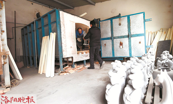 民国红釉窑变唐三彩双耳樽,唐三彩烧制窑