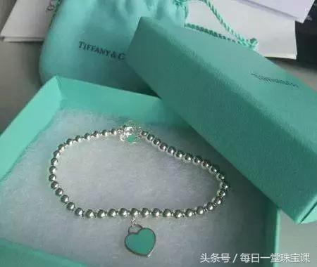 有些人戴玉珠手串真的看起来很土,一条漂亮的手串少不了好看的配饰