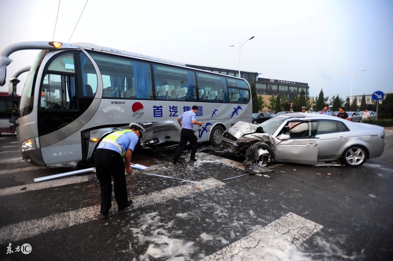 董事长意外交通事故,交通事故是意外保险吗