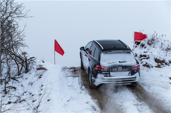 无惧风刀雪箭穿越林海雪原带你见证途锐踏雪牡丹江的十八般武艺