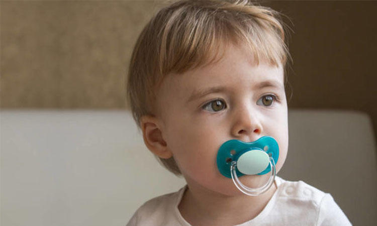 小孩哭闹用安抚奶嘴有害吗,宝宝大哭安抚奶嘴哄不好