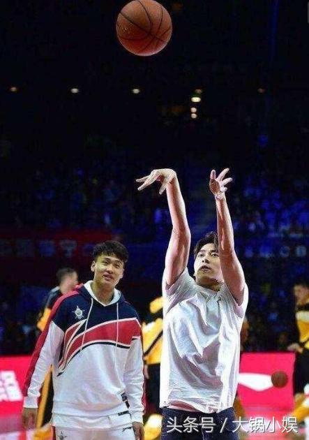 打篮球投篮的帅气时刻,李易峰三分投篮