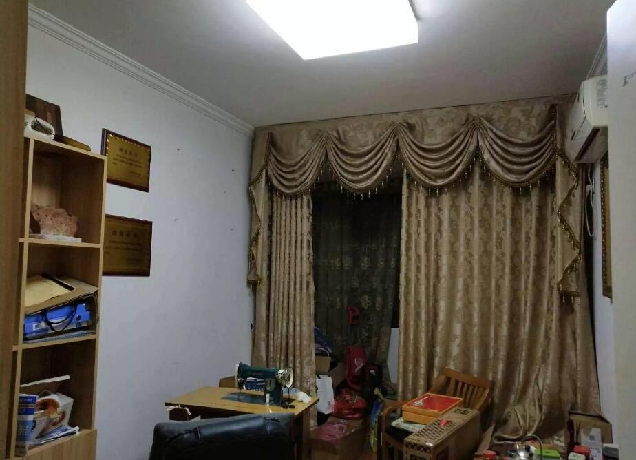 去广州游玩，顺便到舅舅家拜访一下，房子好大装修好漂亮