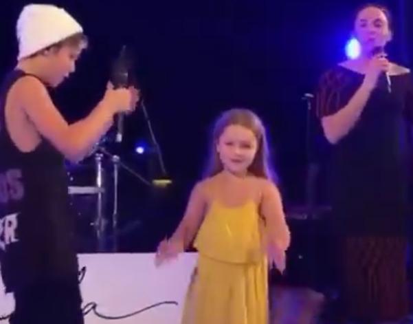 克鲁兹歌迷见面会妹妹小七登台献唱，唱完还不忘鼓掌鼓励自己