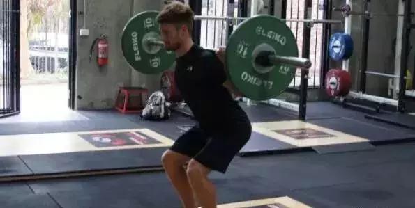 足球杠铃深蹲爆发力训练,爆发力深蹲训练次数