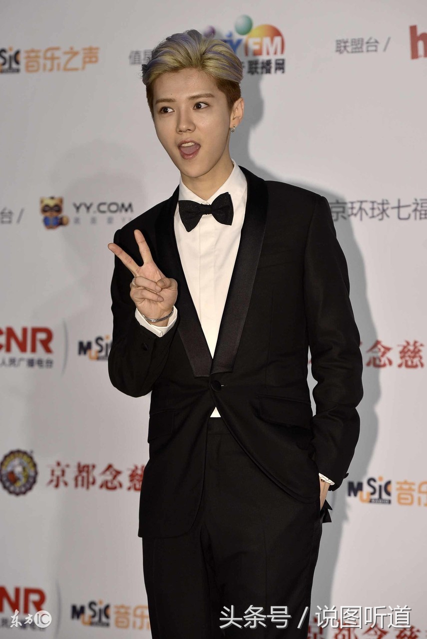 摄影师抢了英国首相嘴里的香烟,抢完还没跑