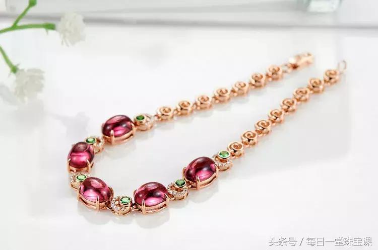 有些人戴玉珠手串真的看起来很土,一条漂亮的手串少不了好看的配饰