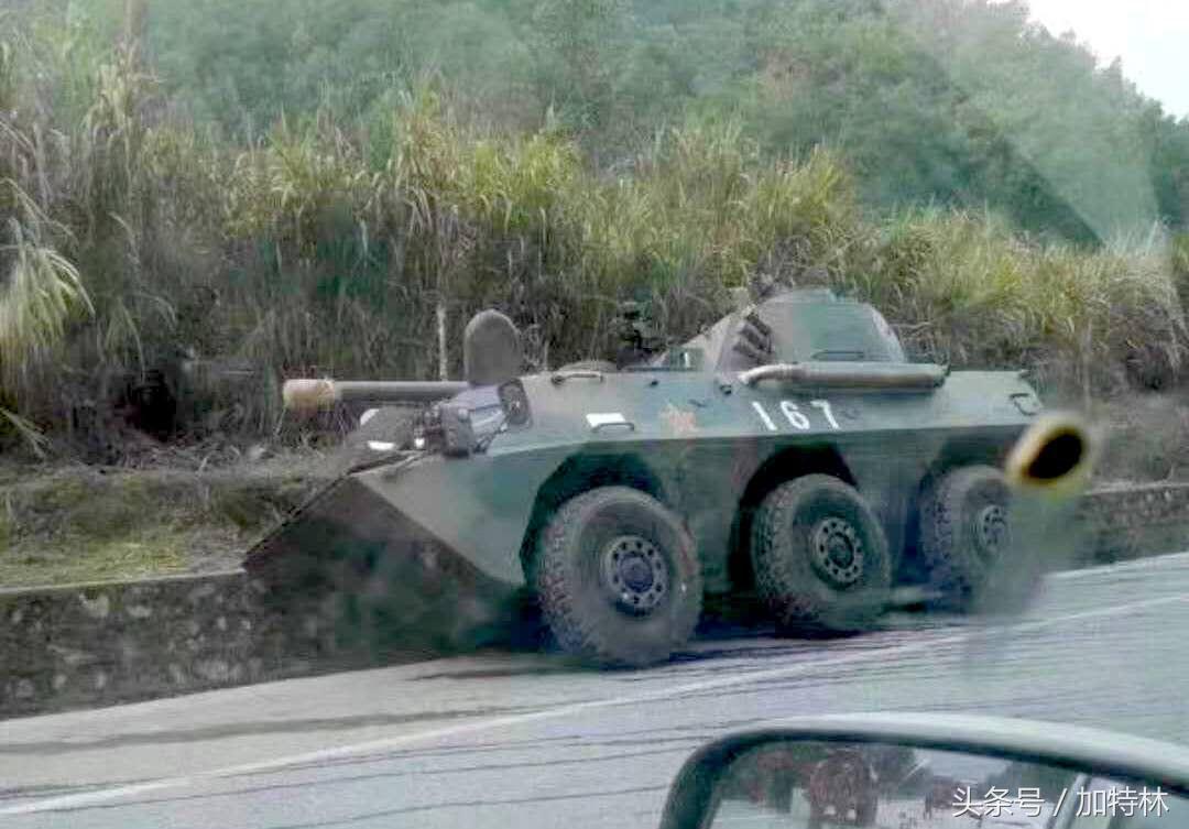中国装甲战车路上行驶,中国装甲车过泥潭