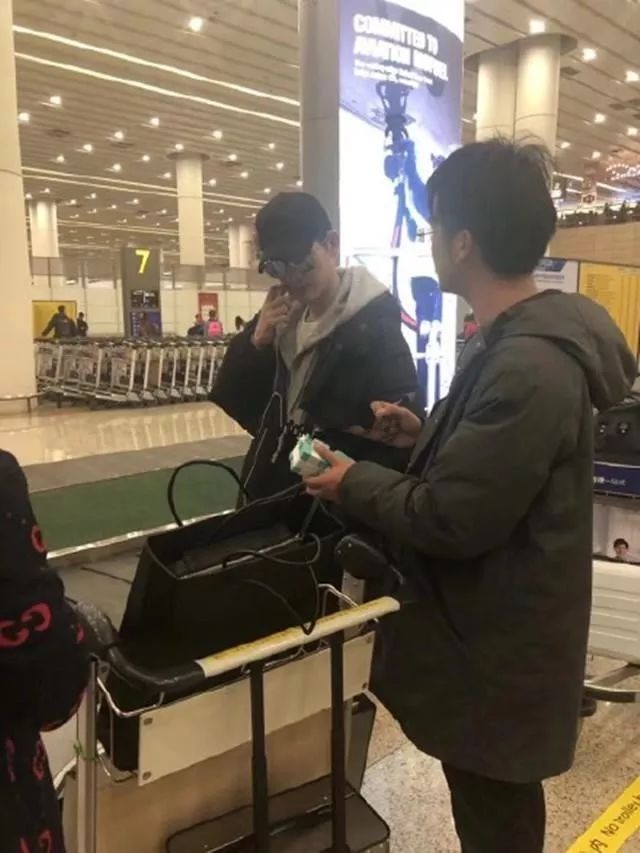 某人肉代购在上海机场被税21万！大半年全！白！干！