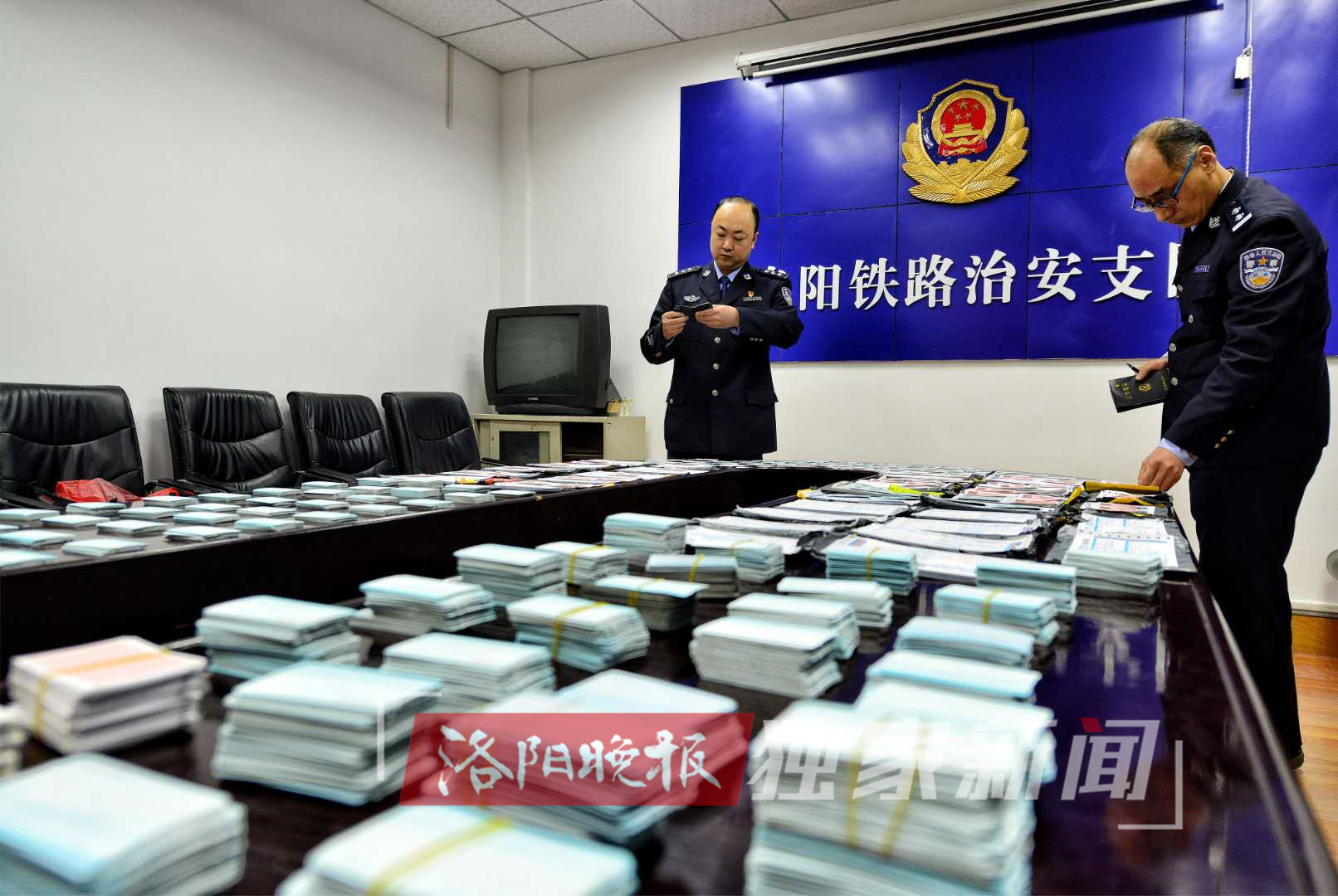 兄弟俩“私人订制”火车票,6000余张假票满满摆一桌