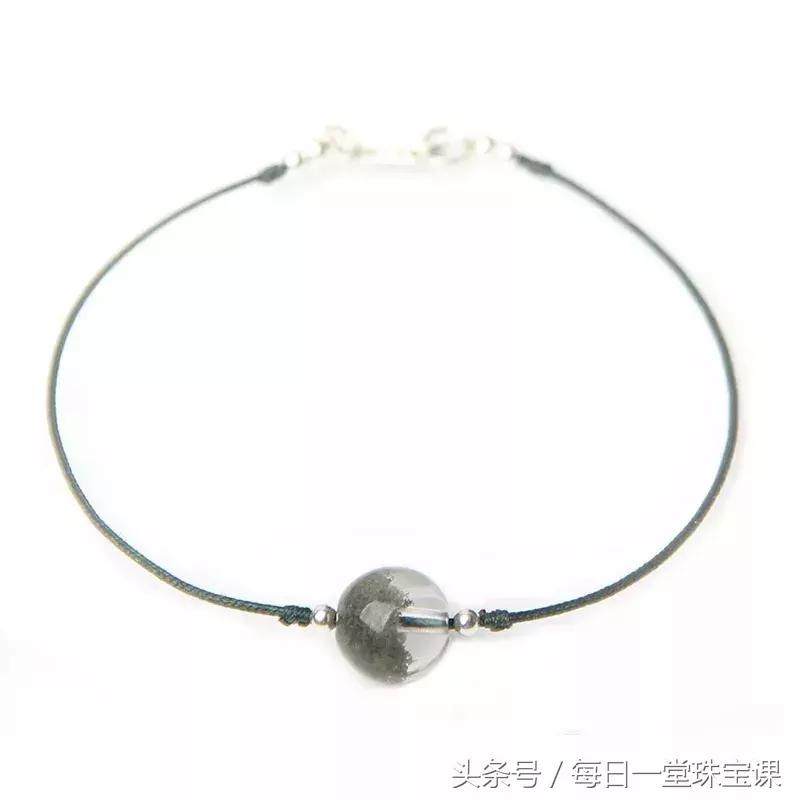 有些人戴玉珠手串真的看起来很土,一条漂亮的手串少不了好看的配饰