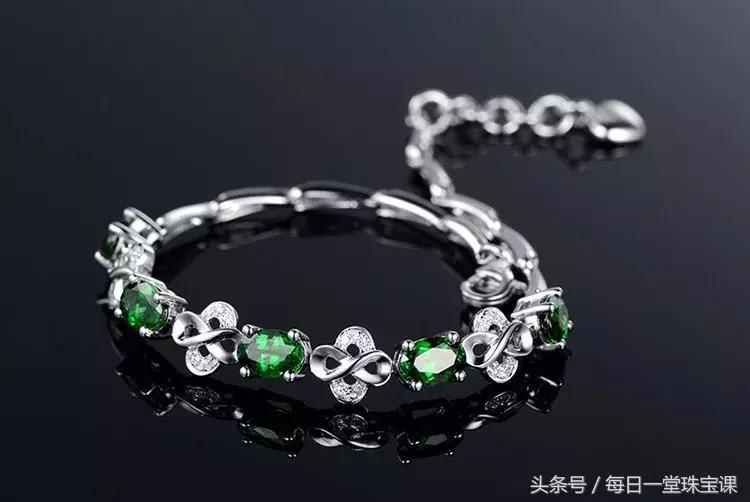 有些人戴玉珠手串真的看起来很土,一条漂亮的手串少不了好看的配饰