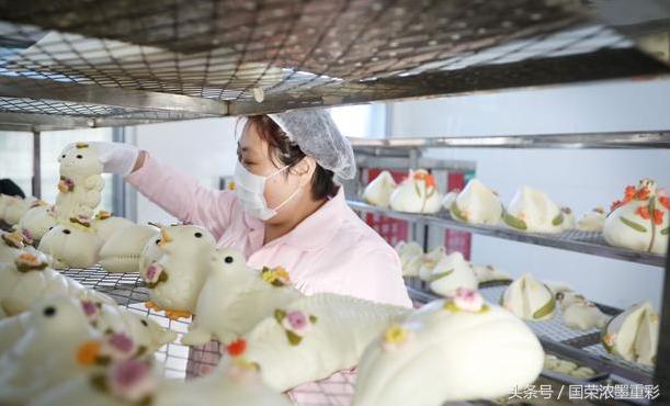 50岁大妈围着馒头大作“文章”，年销售额超1000万元